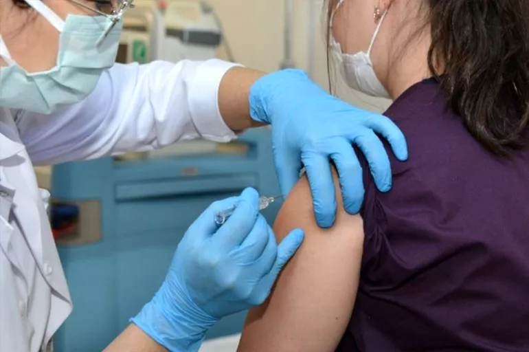Son dakika! Üçüncü doz aşı için uzman isimden uyarı geldi: Ağır geçebilir
