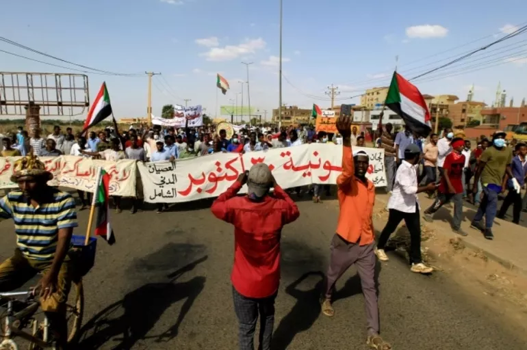 Sudan polisi darbe karşıtlarına şiddet uyguluyor