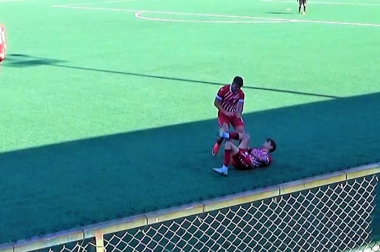 Takım arkadaşını darp eden Türk futbolcu kovuldu