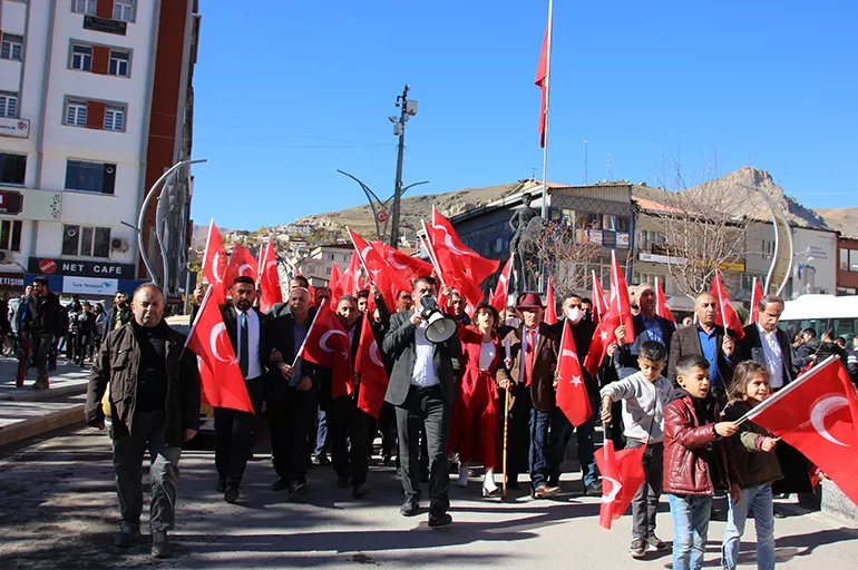 Son dakika! Hakkari'de şehit ailelerinden Türkkan'a tepki yürüyüşü: Milletvekilliğinden istifa etmesini istiyoruz