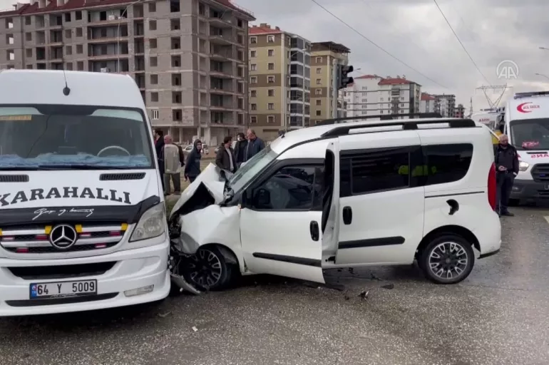 Uşak'ta korkutan kaza! Öğrencileri taşıyan minibüs refüje çarparak durdu