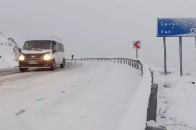 Van'da yoğun kar yağışı! Trafikte zor anlar yaşandı