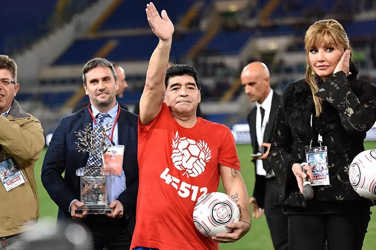 Yaşamını yitiren Maradona'nın eşyaları borcuna karşılık satılıyor