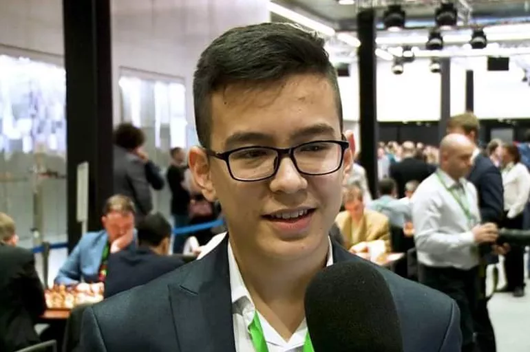17 yaşındaki Özbek satranç ustası dünya hızlı satranç şampiyonu oldu!