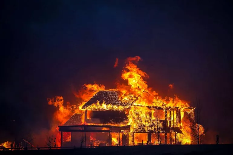 ABD'de bir mahalle yok oldu! 600 ev yangın sonucu küle döndü