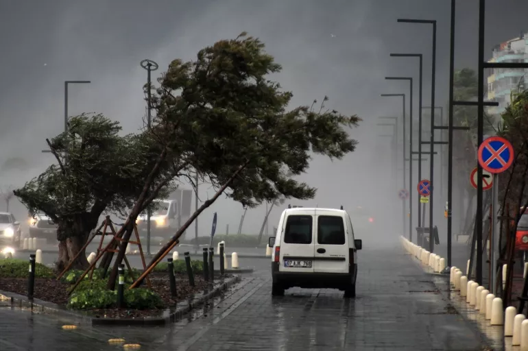 Antalya'yı fırtına vurdu! Dev dalgalar oluştu ağaçlar yıkıldı