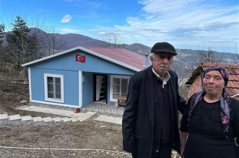 Devlet milletinin yanında! Cumhurbaşkanı Erdoğan'ın talimatıyla selzede yaşlı çifte ev inşa edildi