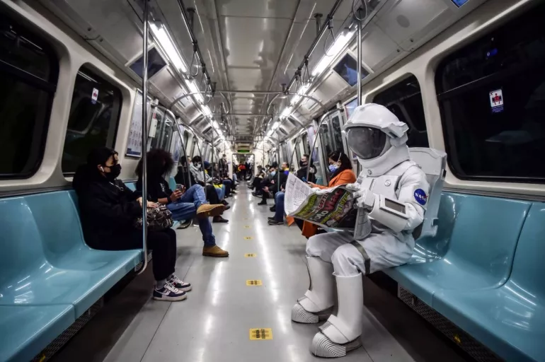 Dikkat Metroda astronat var! İstanbul turu yaptı