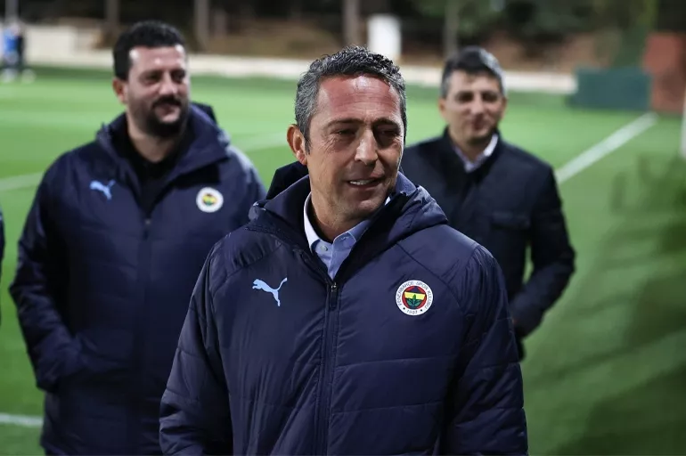 Efsane isim Fenerbahçe'nin yeni hocasını canlı yayında açıkladı!