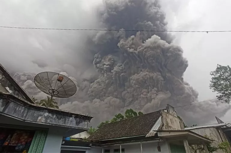 Endonezya'da yanardağ patladı! Civardaki yerleşim yerleri külle kaplandı
