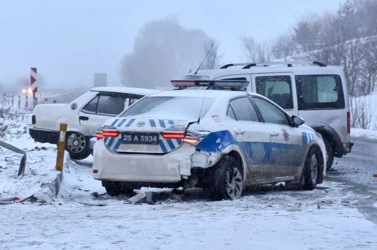 Erzurum'da bir garip trafik kazası! Kazaya müdahale ederken kaza geçirdi