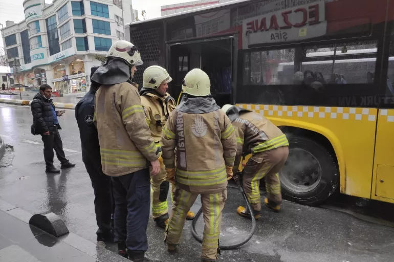 Esenyurt'ta İETT otobüsünün lastiğinde yangın çıktı