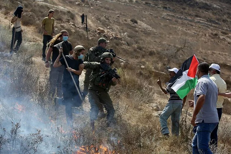 Fanatik Yahudiler Filistinlilerin köylerine saldırdı