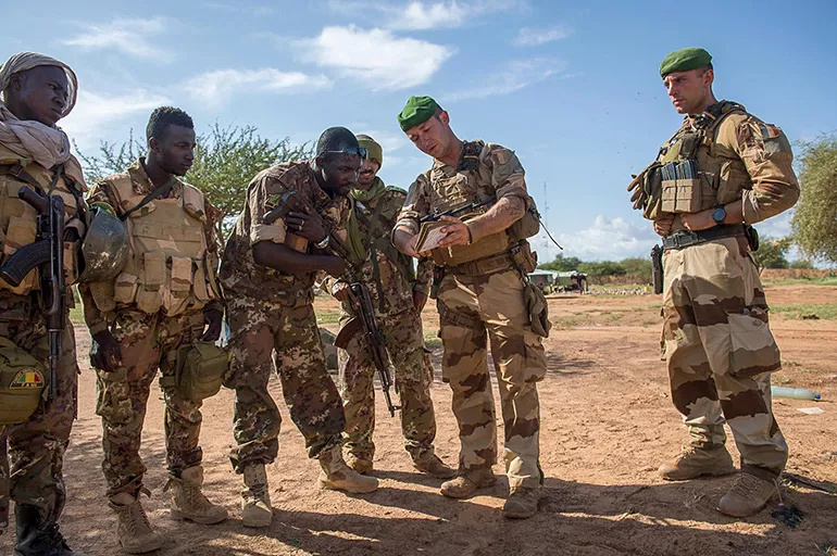 Fransa Afrika'dan çekiliyor! Mali'deki son askeri üs devredildi