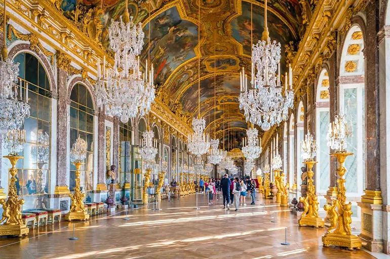 Fransa Versay Sarayı'nı BAE'ye satıyor