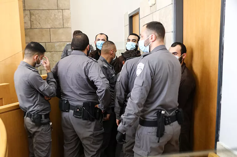 İsrail polisi Filistinli tutukluları çıkarıldıkları mahkemede darp etti