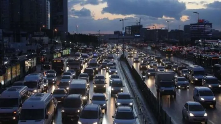 İstanbul'da trafik kilit! Yoğunluk yüzde 80'i aştı