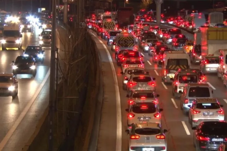 İstanbul'da haftanın ilk gününde trafik kilit! Uzun kuyruklar oluştu