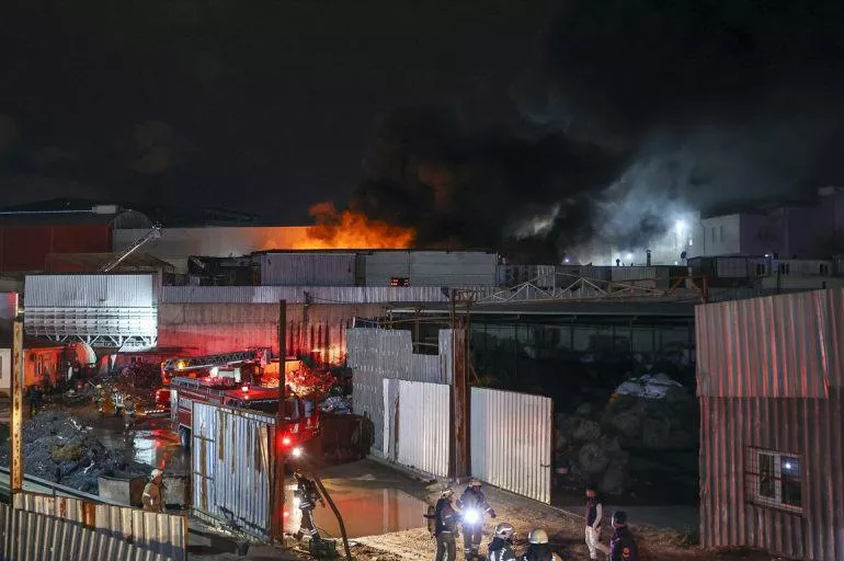 İstanbul'da korkutan yangın! Plastik fabrikası alevlere teslim oldu