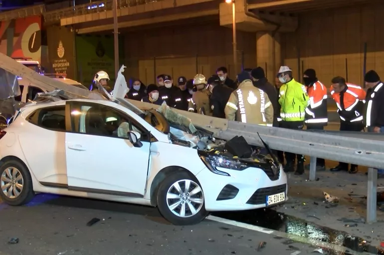 Kadıköy'de bariyer otomobile ok gibi saplandı: 1 kişi öldü