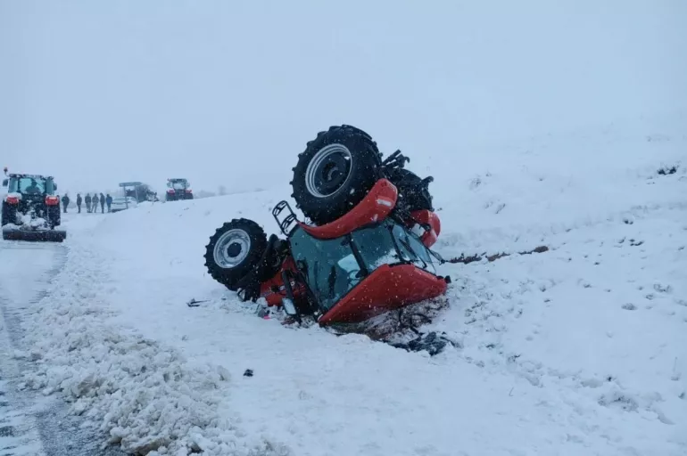 Karlı yolda devrilen traktör can aldı! 1 ölü 2 yaralı