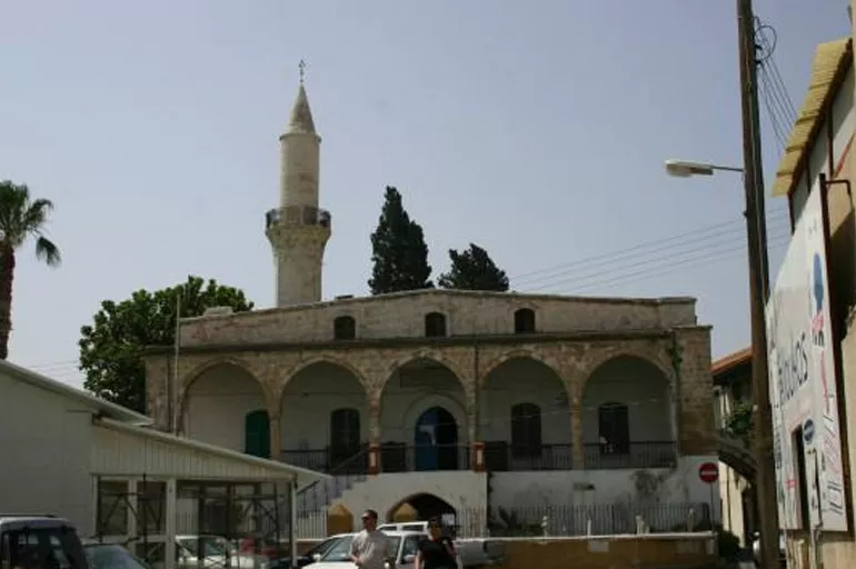 Kıbrıs Rum kesimindeki Larnaka Büyük Camisi'ne saldırı gerçekleştirdiler