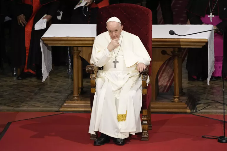 Papa öldü mü? İngiliz sunucudan skandal sözler