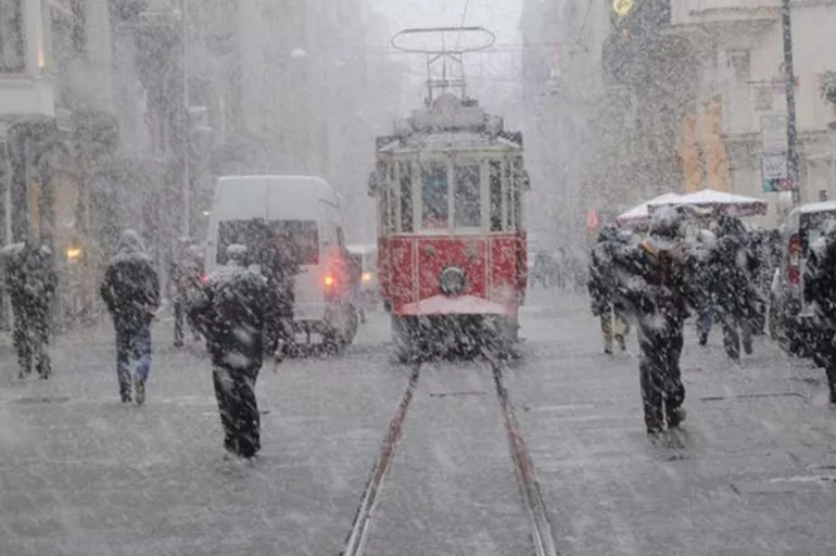 Son dakika: AKOM'dan İstanbul için kar uyarısı! Saat vererek duyurdu