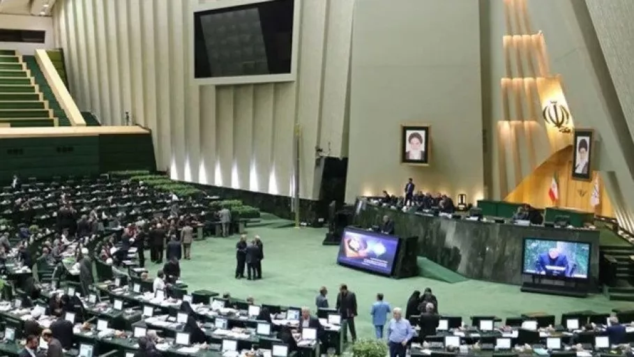 Son dakika! İran Meclisi'nde yangın çıktı vekiller tahliye edildi