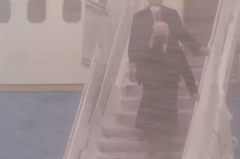 ABD Başkanı Joe Biden olumsuz hava koşullarından dolayı uçakta mahsur kaldı