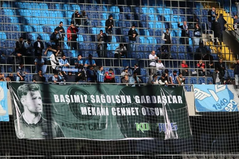 Adana Demirspor taraftarları Ahmet Çalık için sahaya bakın ne attı? Tribünler milli oyuncuyu unutmadı