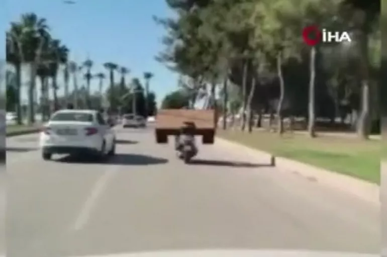 Adana yine şaşırtmadı! Trafikte motosikletiyle masa taşıdı