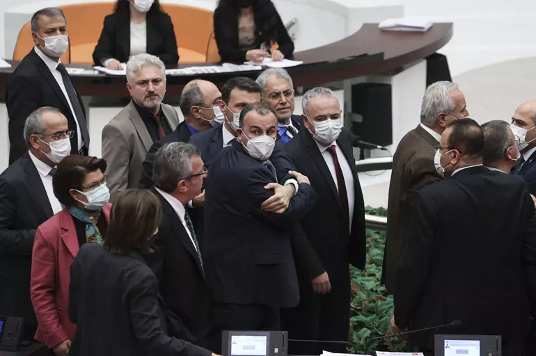 AK Parti ile CHP milletvekilleri arasında gerginlik! 'Kendinle karıştırma' kavgası çıktı