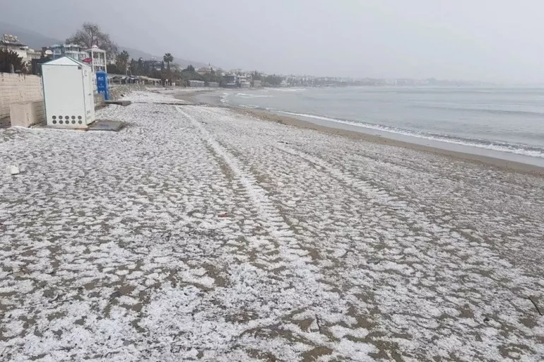 Antalya 53 yıl aranın ardından beyaza büründü! Vatandaşlar doyasıya kar topu oynadı