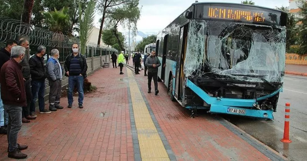 Antalya'da freni patlayan otobüs dehşet saçtı! 9 araca çarptı