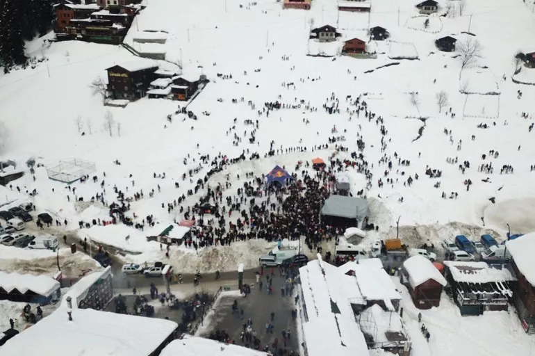 Ayder Kar Festivali'nin ilk günü renkli görüntülere sahne oldu