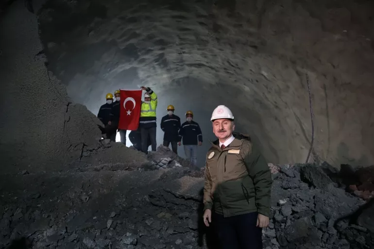 Bakan Karaismailoğlu Demirkapı Tüneli ışık görme tünelinde konuştu