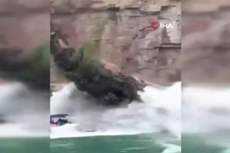Brezilya'da turist taşıyan teknenin üzerine dev kaya parçası düştü: 5 ölü 20 kayıp