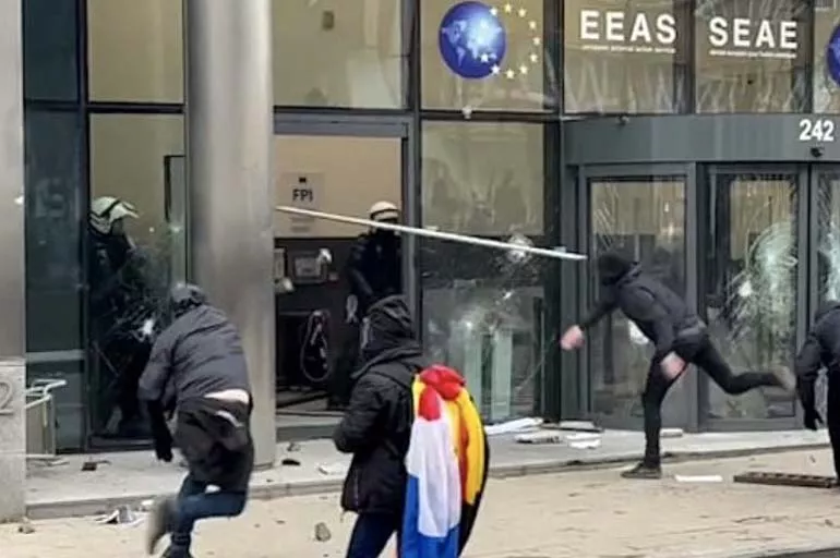 Brüksel'deki Kovid protestoları çatışmaya dönüştü: Göstericiler polise ve araçlara saldırdı