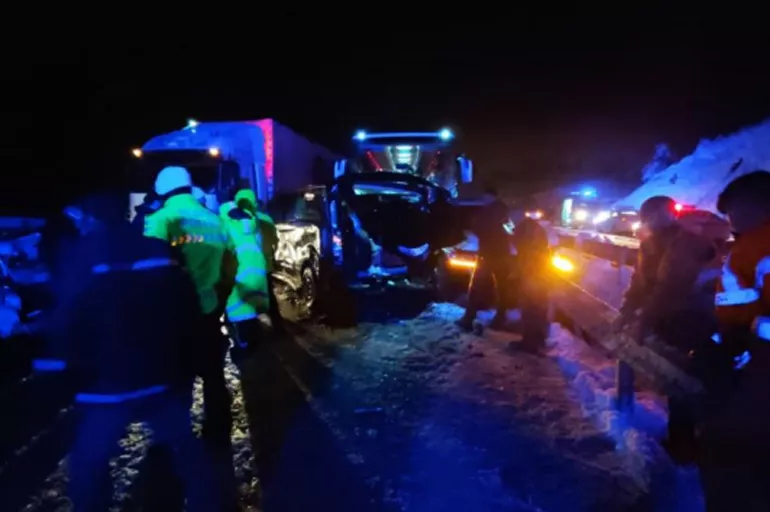 Buzlanma zincirleme kazaya neden oldu: 9 kişi yaralandı
