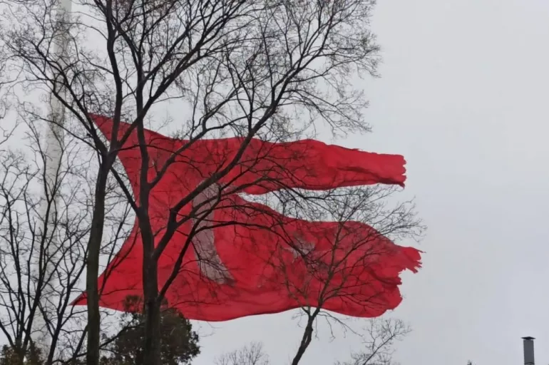 Çamlıca tepesi'ndeki Türk Bayrağı fırtınadan yırtıldı
