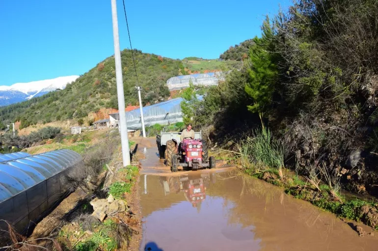 CHP'li belediye şikayetlere kulağını tıkadı! Mahalle sakinleri kendi imkanlarıyla bozulan yolları tamir etti