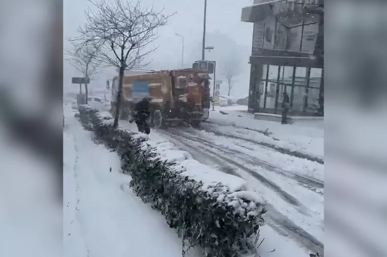 CHP'li belediyede bir garip işler! Tuzlamaya gelen kamyon otomobile çarptı
