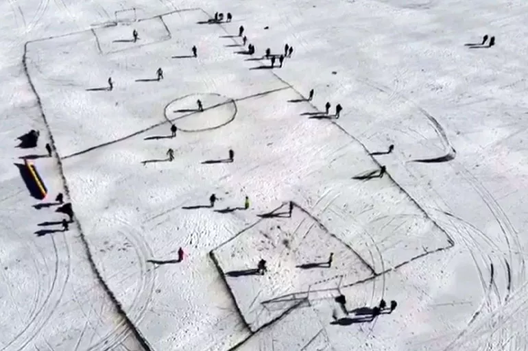 Çıldır Gölü'nde eğlenceli anlar! 30 santimetrelik buzda futbol oynadılar