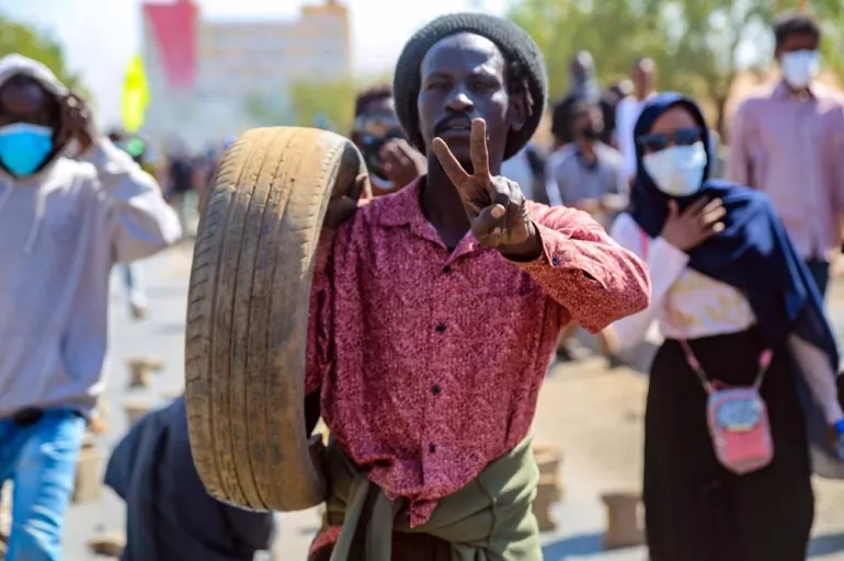 Darbe karşıtları tek tek öldürülüyor! Sudan'da 79 kişi can verdi