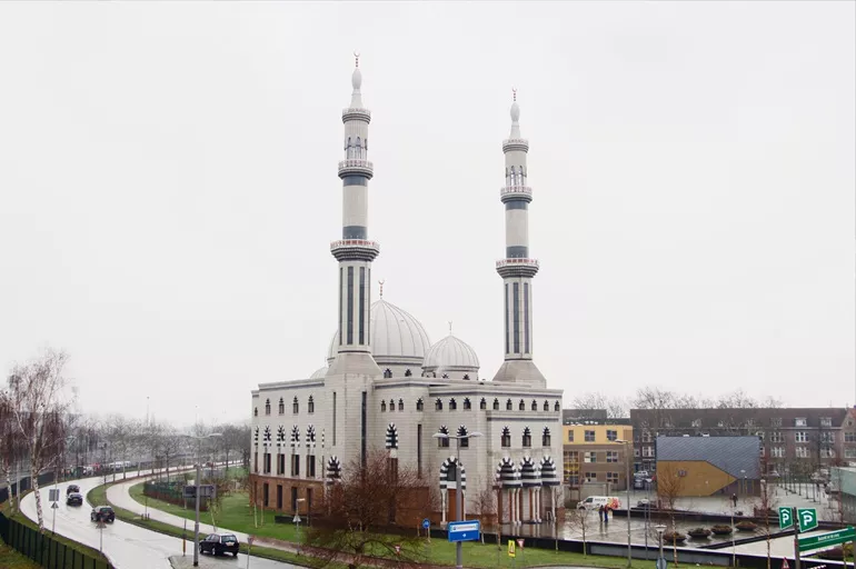Hollanda'da camilere ırkçı saldırı!