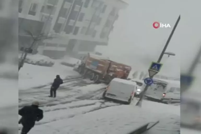 İBB’nin kamyonları bir bir kaza yaparken Ulaştırma Bakanlığı kar küreme çalışmalarına devam ediyor