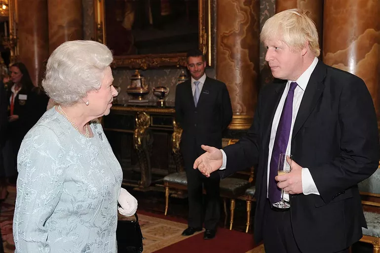 İngiltere Başbakanı Kraliçe Elizabeth'ten özür diledi