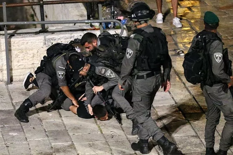 İşgal devleti bir yılda 8 bin Filistinliyi gözaltına aldı