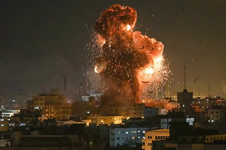 İsrail savaş uçakları Gazze Şeridi'ne art arda 10 saldırı düzenledi!